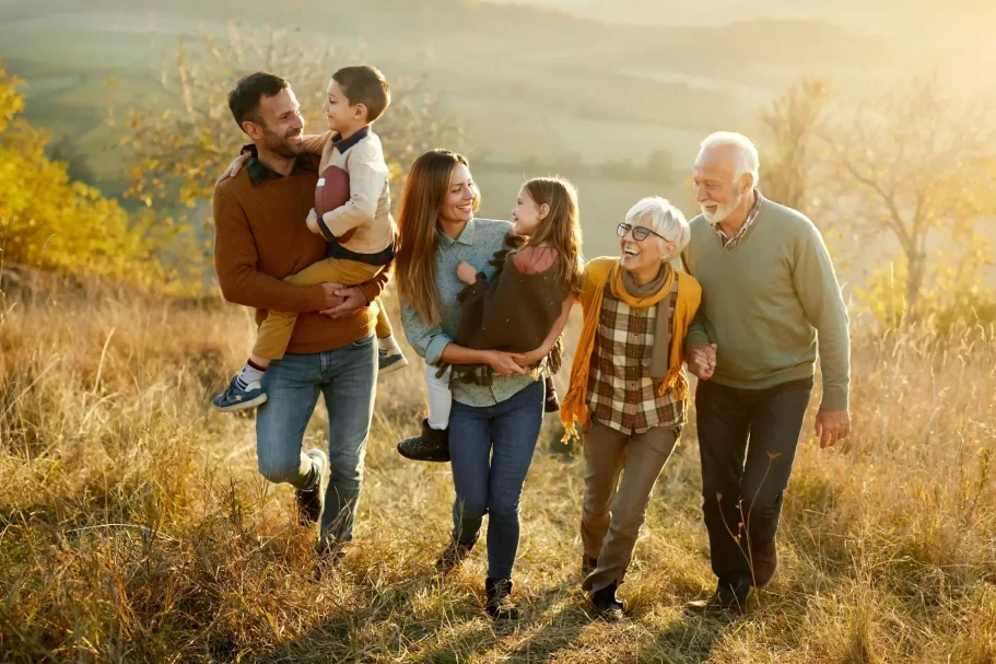 Glückliche Familie im Park – Symbol für gesicherten Nachlass